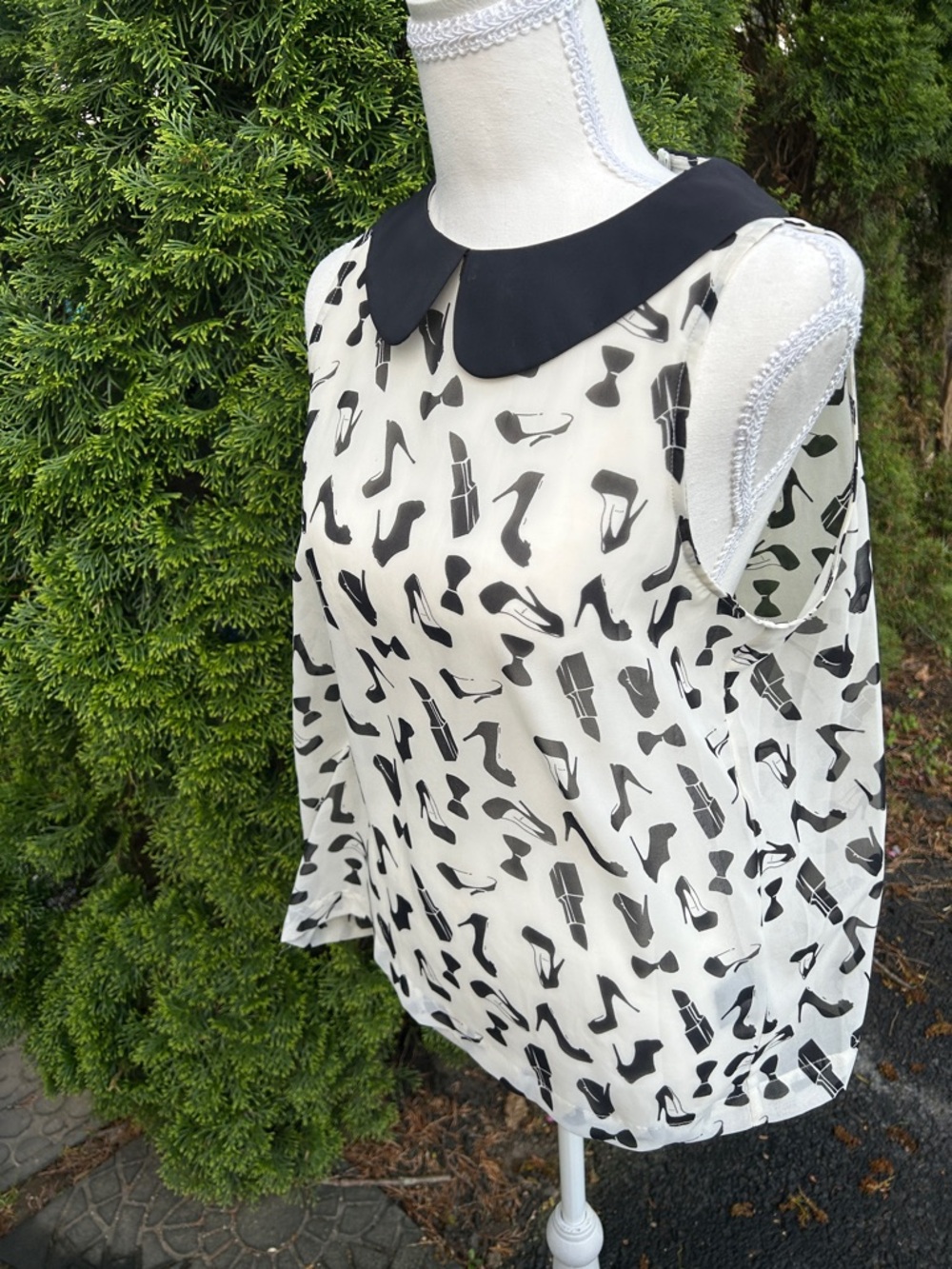Kardashian Kollection Ivory Sleeveless Blouse with Black Collar and Shoe Print